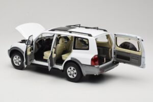 Mitsubishi Pajero V73 Weiß YC Model 1:18 241218040103010206 Druckguss — Bild 5 von 8