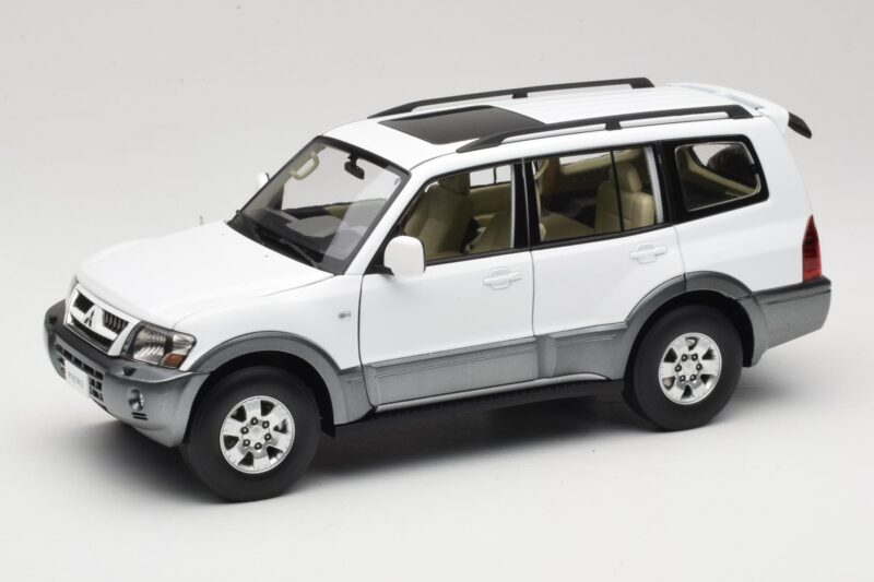 Mitsubishi Pajero V73 Weiß YC Model 1:18 241218040103010206 Druckguss