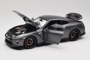 Nissan GT-R R35 Track Edition NISMO Gun Metallic MotorHelix 1:18 M83507 Druckguss — Bild 2 von 8