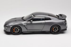 Nissan GT-R R35 Track Edition NISMO Gun Metallic MotorHelix 1:18 M83507 Druckguss — Bild 4 von 8