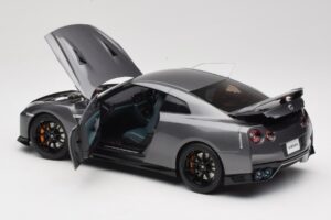Nissan GT-R R35 Track Edition NISMO Gun Metallic MotorHelix 1:18 M83507 Druckguss — Bild 5 von 8