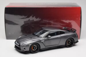 Nissan GT-R R35 Track Edition NISMO Gun Metallic MotorHelix 1:18 M83507 Druckguss — Bild 8 von 8