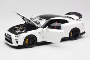 Nissan GT-R R35 Track Edition NISMO Pearl White MotorHelix 1:18 M83518 Druckguss — Bild 2 von 8