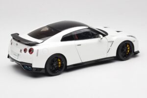 Nissan GT-R R35 Track Edition NISMO Pearl White MotorHelix 1:18 M83518 Druckguss — Bild 3 von 8