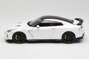 Nissan GT-R R35 Track Edition NISMO Pearl White MotorHelix 1:18 M83518 Druckguss — Bild 4 von 8