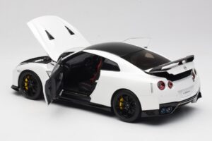 Nissan GT-R R35 Track Edition NISMO Pearl White MotorHelix 1:18 M83518 Druckguss — Bild 5 von 8