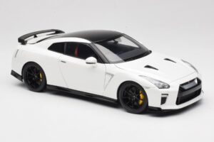 Nissan GT-R R35 Track Edition NISMO Pearl White MotorHelix 1:18 M83518 Druckguss — Bild 6 von 8
