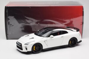 Nissan GT-R R35 Track Edition NISMO Pearl White MotorHelix 1:18 M83518 Druckguss — Bild 8 von 8