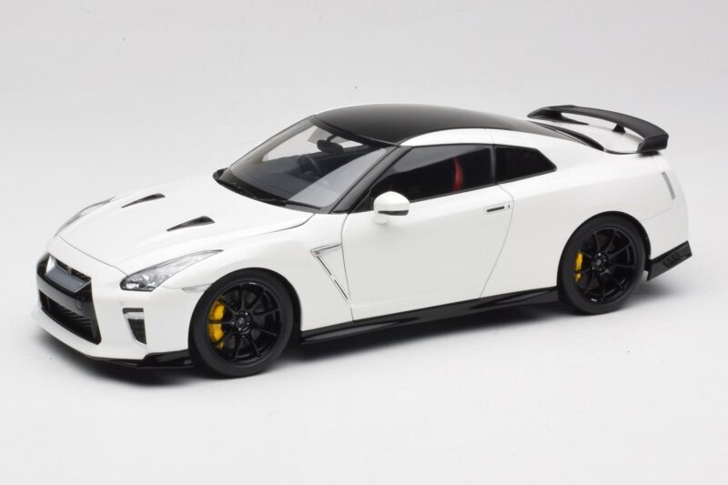 Nissan GT-R R35 Track Edition NISMO Pearl White MotorHelix 1:18 M83518 Druckguss
