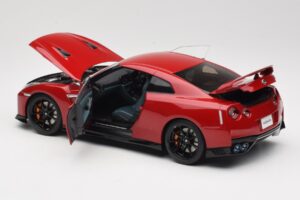 Nissan GT-R R35 Track Edition NISMO Vibrant Red MotorHelix 1:18 M83511 Druckguss — Bild 5 von 8