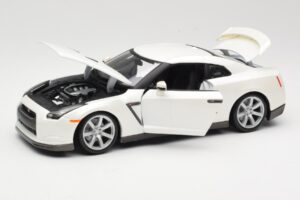 Nissan GT-R R35 Weiß Bburago 1:18 18-12079 Druckguss — Bild 2 von 8