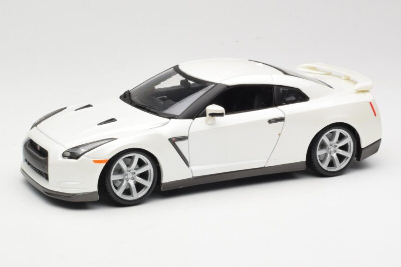 Nissan GT-R R35 Weiß Bburago 1:18 18-12079 Druckguss