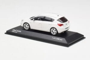 Opel Astra J Weiß Minichamps 1:43 400049001 Druckguss — Bild 3 von 4