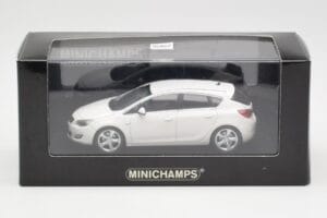 Opel Astra J Weiß Minichamps 1:43 400049001 Druckguss — Bild 4 von 4