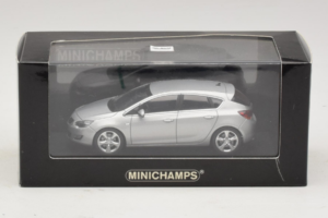 Opel Astra J Silber Minichamps 1:43 400049000 Druckguss — Bild 4 von 4