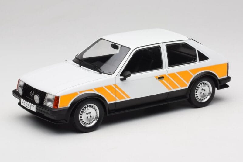 Opel Kadett D SR Weiß mit Gelbem Dekor MCG 1:18 MCG18534 Druckguss