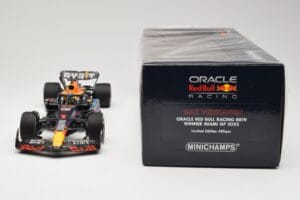 Oracle Red Bull Racing RB19 #1 M. Verstappen Winner Miami GP 2023 Minichamps 1:18 110230501 Druckguss — Bild 6 von 6