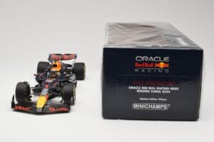 Red Bull Racing RB20 #1 M. Verstappen Winner China GP 2024 Minichamps 1:18 110240501 Druckguss — Bild 6 von 6