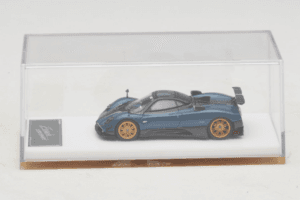Pagani Zonda Tricolore Exposed Carbon Blau Henson & Heaven 1:64 PZTECB01 Druckguss — Bild 6 von 7