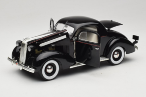 Pontiac Deluxe Schwarz Signature Models 1:18 18106 Druckguss — Bild 2 von 8