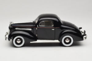 Pontiac Deluxe Schwarz Signature Models 1:18 18106 Druckguss — Bild 4 von 8