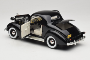 Pontiac Deluxe Schwarz Signature Models 1:18 18106 Druckguss — Bild 5 von 8