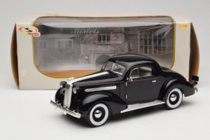 Pontiac Deluxe Schwarz Signature Models 1:18 18106 Druckguss — Bild 8 von 8
