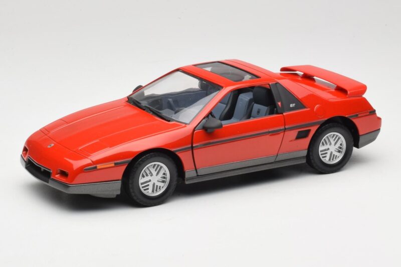 Pontiac Fiero GT Rot Road Signature 1:18 92588 Druckguss