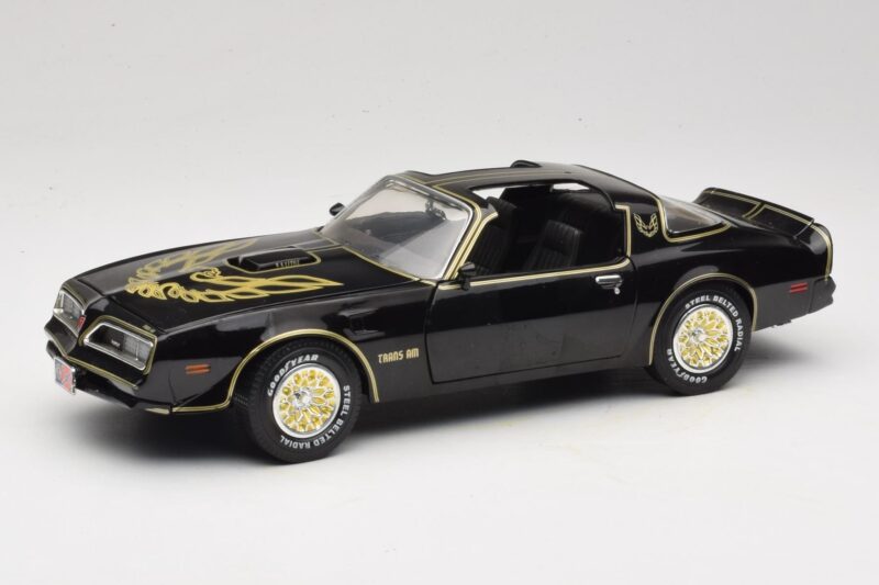 Pontiac Firebird Trans Am SE Smokey and the Bandit Joyride 1:18 33121 Druckguss