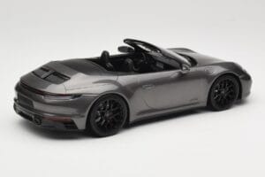 Porsche 911 992 Carrera 4 GTS Cabriolet Grey Metallic Minichamps 1:18 155063031 Druckguss — Bild 2 von 6