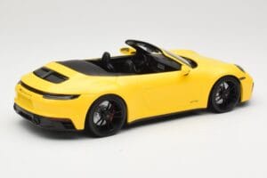 Porsche 911 992 Carrera 4 GTS Cabriolet Gelb Minichamps 1:18 155063030 Druckguss — Bild 2 von 6