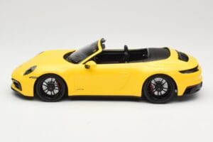 Porsche 911 992 Carrera 4 GTS Cabriolet Gelb Minichamps 1:18 155063030 Druckguss — Bild 3 von 6