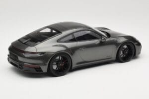 Porsche 911 992 Carrera 4 GTS Green Metallic Minichamps 1:18 155063101 Druckguss — Bild 2 von 6