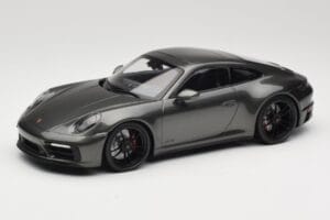 Porsche 911 992 Carrera 4 GTS Green Metallic Minichamps 1:18 155063101 Druckguss