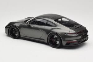 Porsche 911 992 Carrera 4 GTS Green Metallic Minichamps 1:18 155063101 Druckguss — Bild 5 von 6