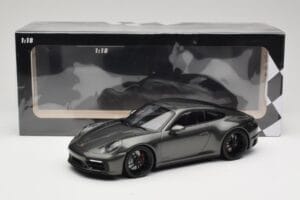 Porsche 911 992 Carrera 4 GTS Green Metallic Minichamps 1:18 155063101 Druckguss — Bild 6 von 6