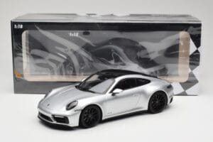 Porsche 911 992 Carrera 4 GTS Silber Minichamps 1:18 155063104 Druckguss — Bild 6 von 6