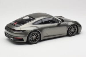 Porsche 911 992 Carrera 4S Aventurine Green Metallic Minichamps 1:18 155067328 Druckguss — Bild 3 von 6