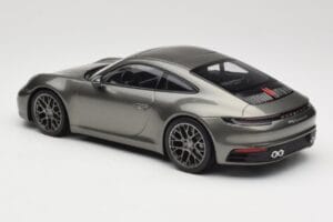 Porsche 911 992 Carrera 4S Aventurine Green Metallic Minichamps 1:18 155067328 Druckguss — Bild 4 von 6