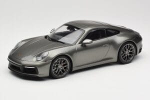 Porsche 911 992 Carrera 4S Aventurine Green Metallic Minichamps 1:18 155067328 Druckguss