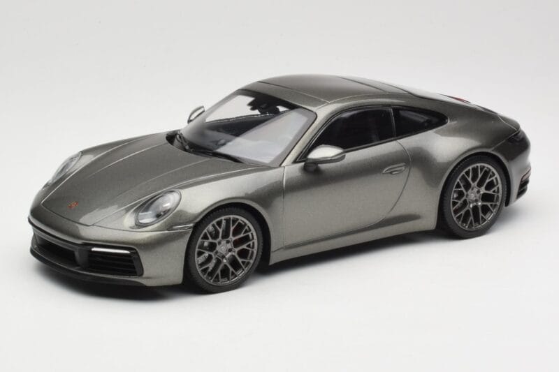 Porsche 911 992 Carrera 4S Aventurine Green Metallic Minichamps 1:18 155067328 Druckguss