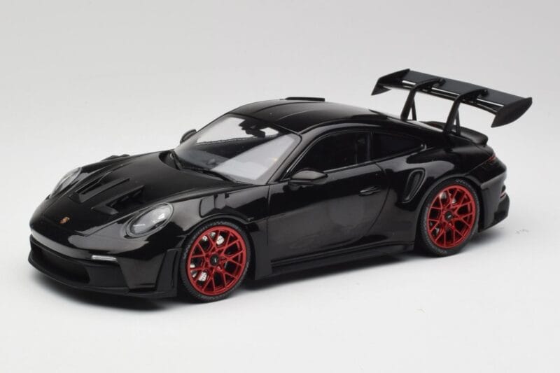 Porsche 911 992 GT3 RS Schwarz & Rote Räder & Schwarzes Dekor Minichamps 1:18 153062240 Druckguss
