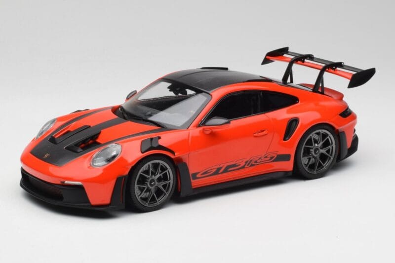 Porsche 911 992 GT3 RS Guards Orange & Silber Felgen Minichamps 1:18 911992002 Druckguss