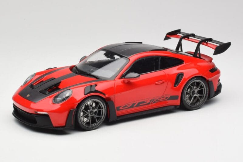 Porsche 911 992 GT3 RS Guards Rot & Silberne Räder Weissach Package Minichamps 1:18 153062246 Druckguss