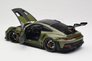 Porsche 911 992 GT3 RS Nato Olive & Black Wheels Minichamps 1:18 110062027 Druckguss — Bild 5 von 8