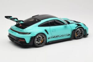 Porsche 911 992 GT3 RS Python Green & Dark Silver Wheels Minichamps 1:18 110062026 Druckguss — Bild 3 von 8