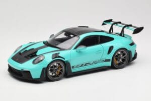 Porsche 911 992 GT3 RS Python Green & Dark Silver Wheels Minichamps 1:18 110062026 Druckguss