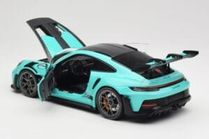 Porsche 911 992 GT3 RS Python Green & Dark Silver Wheels Minichamps 1:18 110062026 Druckguss — Bild 5 von 8
