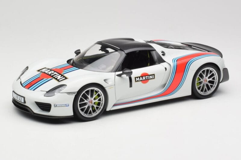 Porsche 918 Spyder Weissach Package Martini Minichamps 1:18 110062440 Druckguss
