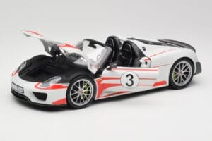 Porsche 918 Spyder Weissach Package Salzburg Minichamps 1:18 110062441 Druckguss — Bild 2 von 8
